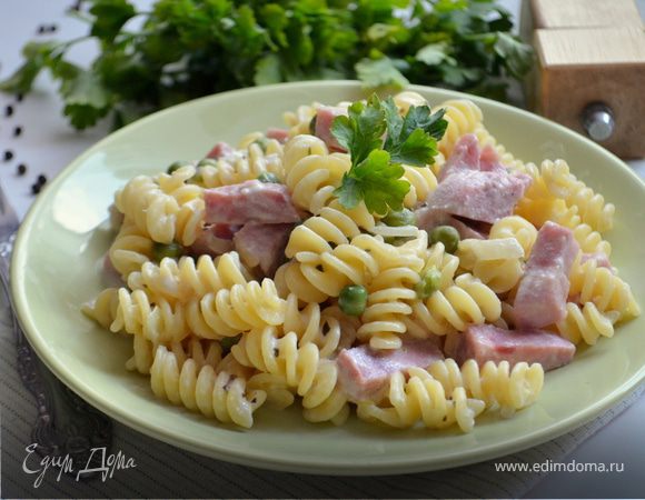 Фузилли с ветчиной и зеленым горошком Фузилли с ветчиной и зеленым горошком