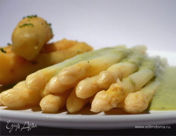 Молодая спаржа с отварным картофелем в мундирах 