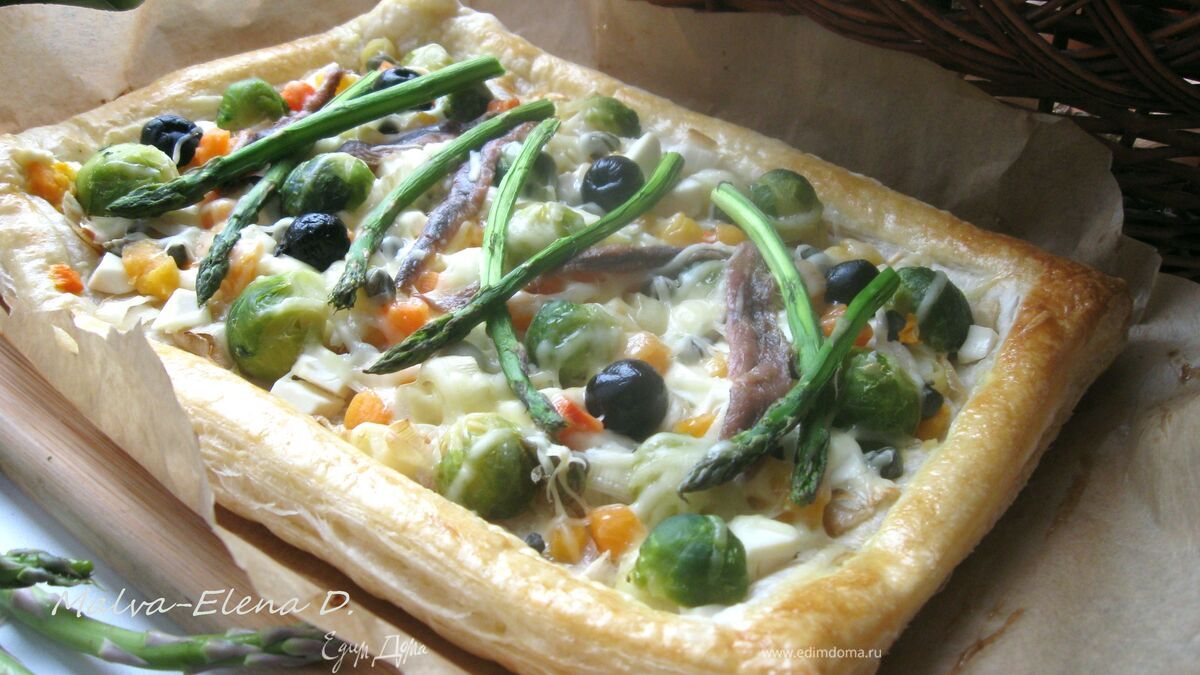 Пирог из слоеного теста с овощами