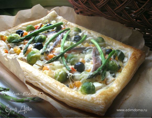 Пирог из слоеного теста с овощами