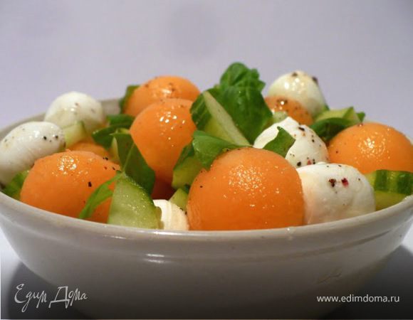 Весенне-летний салат из дыни и моцареллы с базиликом Весенне-летний салат из дыни и моцареллы с базиликом