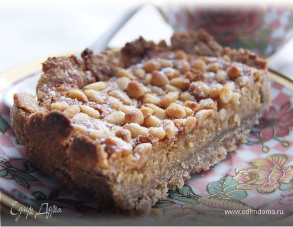 Пирог с кедровыми орешками и медовым заварным кремом