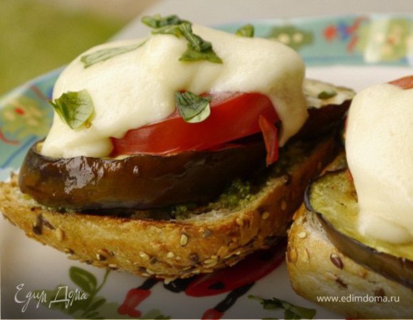 Гренки с баклажанами и моцареллой 