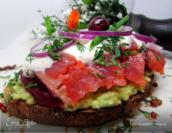 Бутерброды с лососем, свеклой и авокадо Бутерброды с лососем, свеклой и авокадо