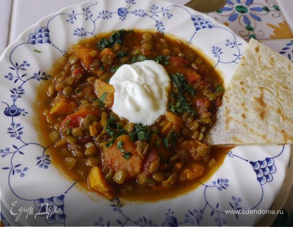 Суп с тыквой, сладким картофелем и чечевицей 