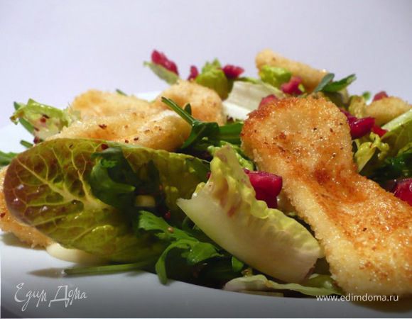 Листовой салат с ягодной заправкой, вяленой клюквой и камамбером