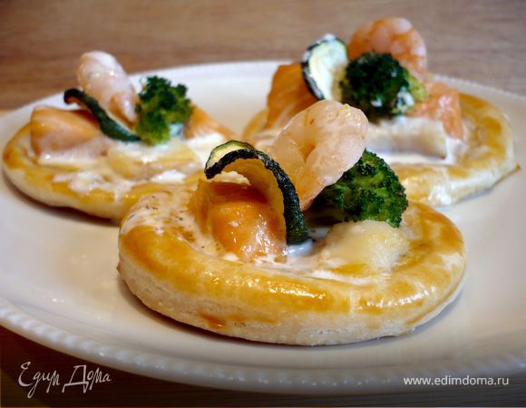 Рыбные тарталетки из слоеного теста на скорую руку Рыбные тарталетки из слоеного теста на скорую руку