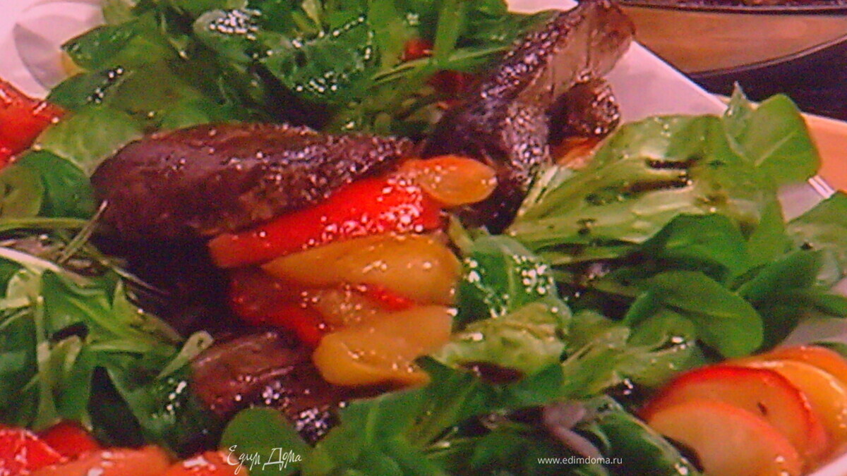 Салат с жареной куриной печенью и карамелизированным яблоком