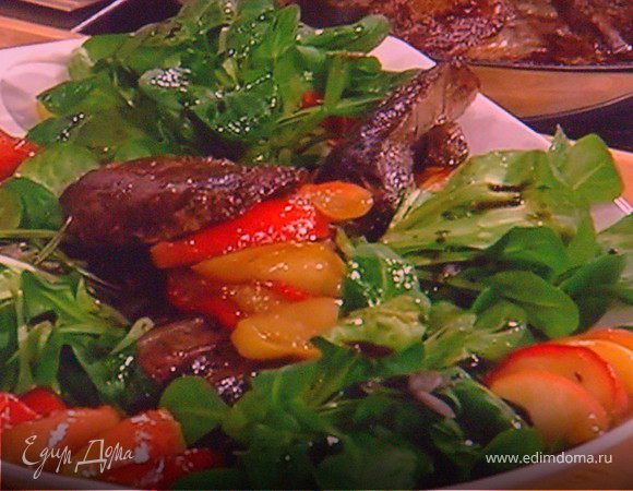Салат с жареной куриной печенью и карамелизированным яблоком