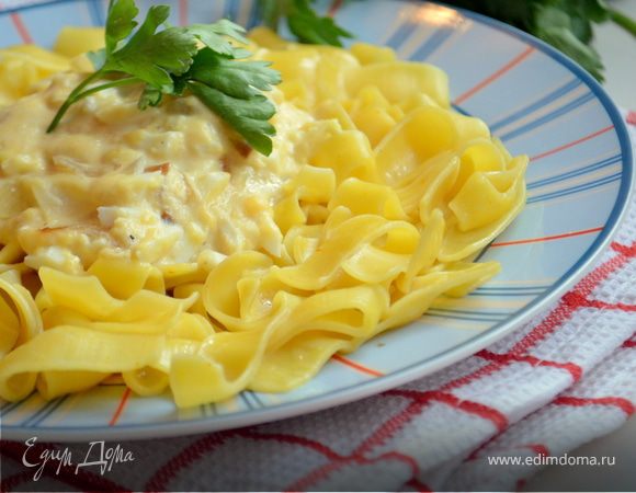 Паста под луково-яичным соусом