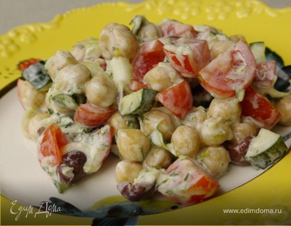 Салат из нута с оливками и помидорами черри 