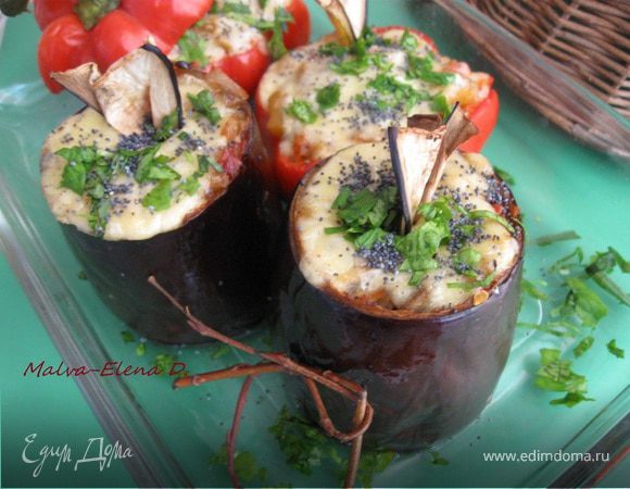 Баклажаны и перцы с кориандром, сыром и овощами