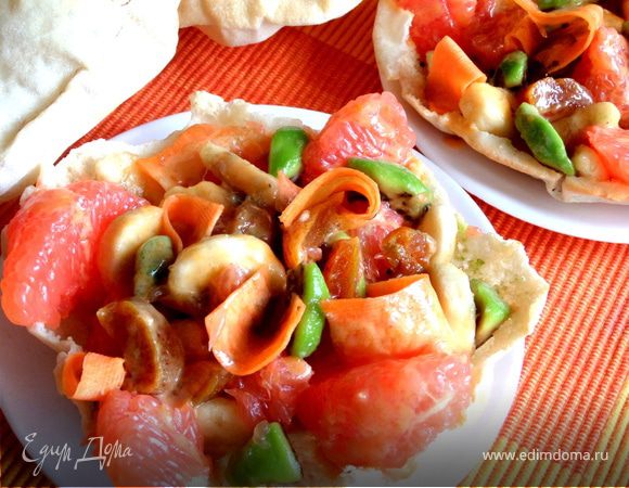 Фруктовый салат в съедобной тарелке