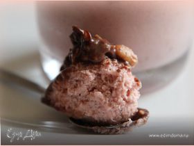 Шоколадно-клубничный мусс с орешками