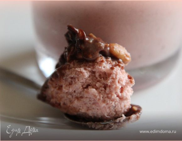 Шоколадно-клубничный мусс с орешками Шоколадно-клубничный мусс с орешками