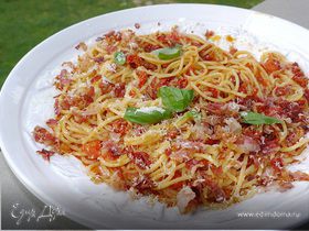 Спагетти с помидорами и беконом