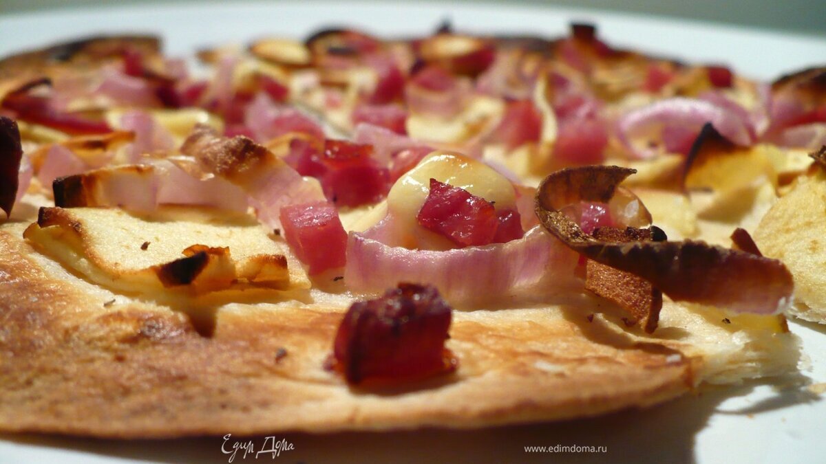 Экспресс фламмкухен с яблоком, шпиком и красным луком