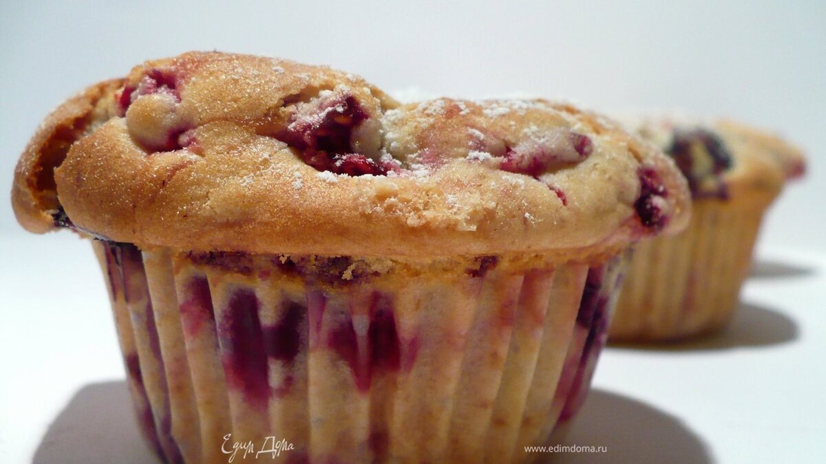Маффины с белым шоколадом и лесными ягодами