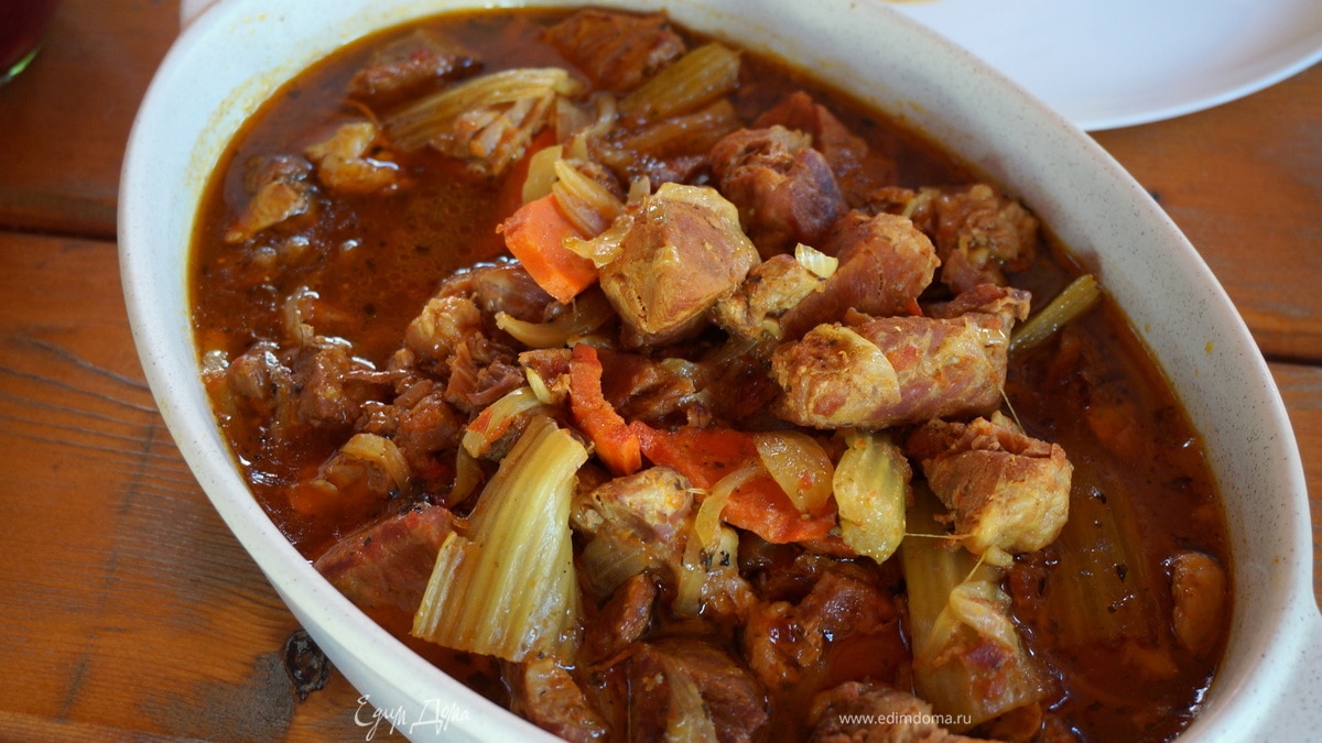 Свинина в сельдерее