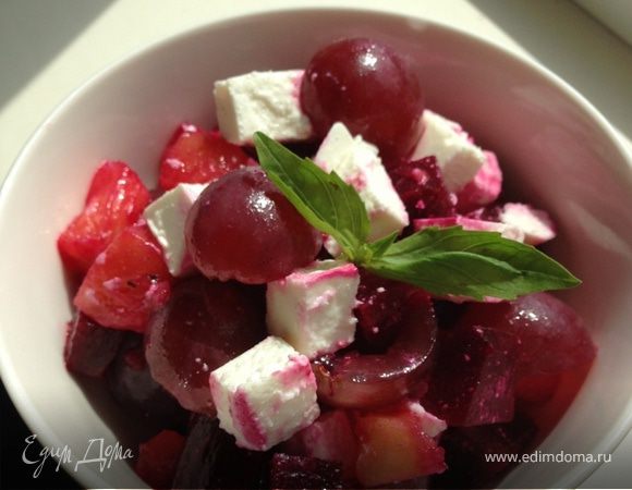 Салат со свеклой, фруктами и фетой Салат со свеклой, фруктами и фетой