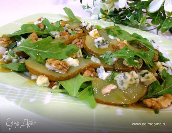 Теплый салат с грушей и голубым сыром