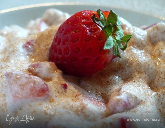 Творожный крем с клубникой и корицей