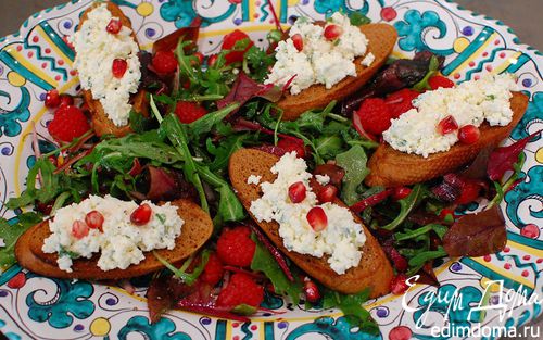 Рецепт Салат с малиной и гренками с творожной начинкой