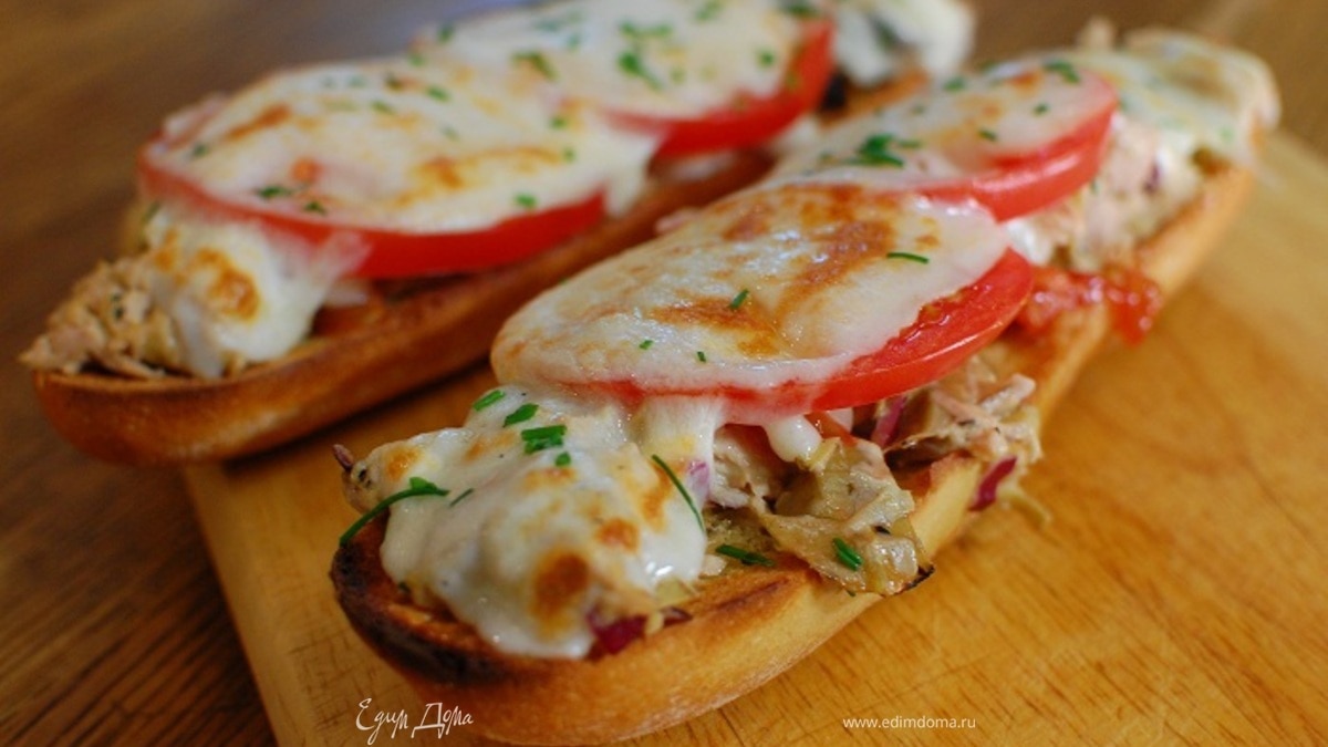 Средиземноморский горячий бутерброд с тунцом и артишоками