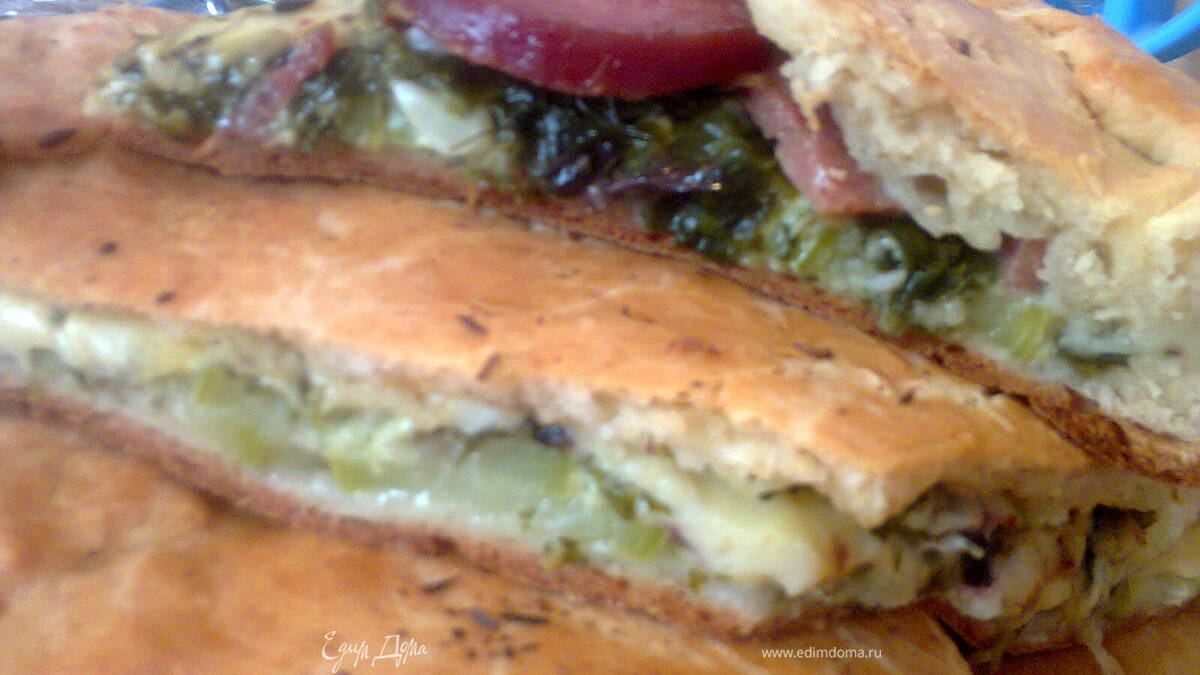 Пирог с кабачками, сыром, колбасой и зеленью