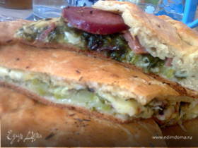 Пирог с кабачками, сыром, колбасой и зеленью