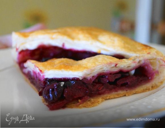 Слоеный пирог с яблоком и вишней