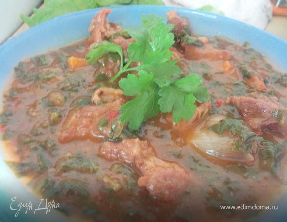 Соус из говядины с луком и шпинатом