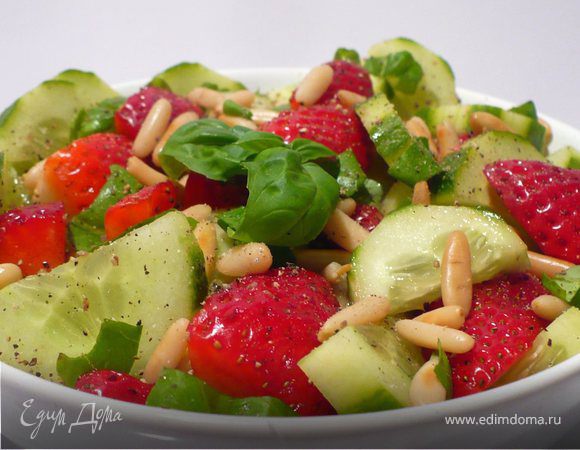 Огуречный салат с клубникой и кедровыми орешками