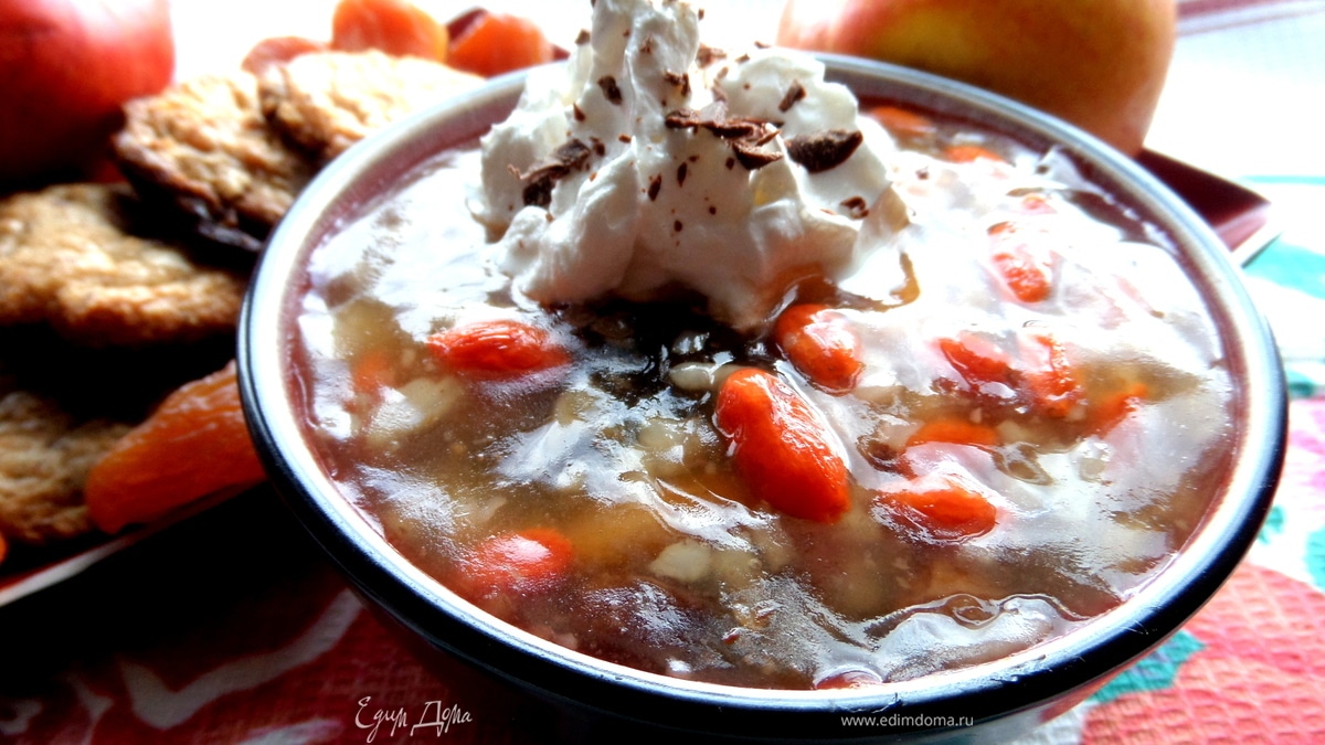 Сладкий суп с рисом, фруктами и ягодами