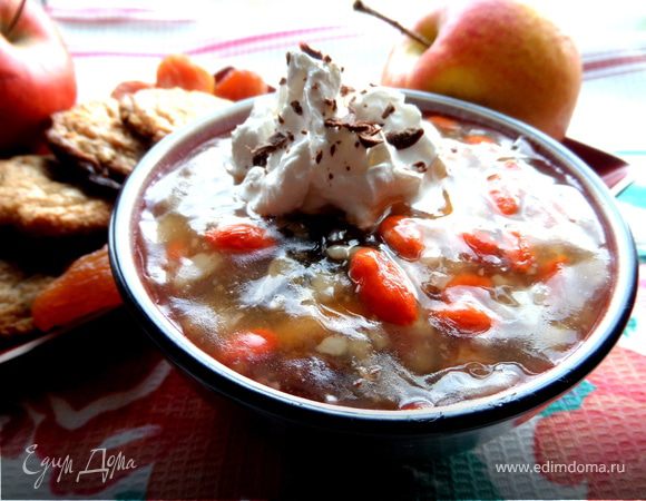 Сладкий суп с рисом, фруктами и ягодами