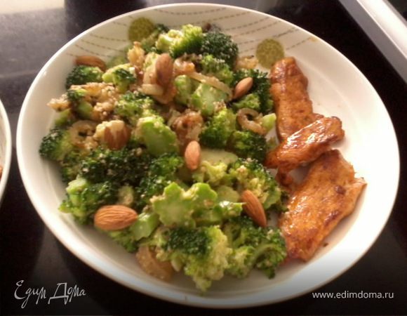 Салат из брокколи с миндалем и жареным луком 