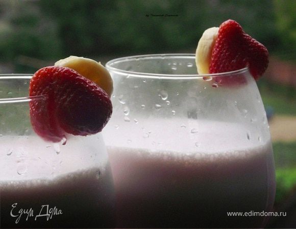 Бананово-клубничный молочный коктейль