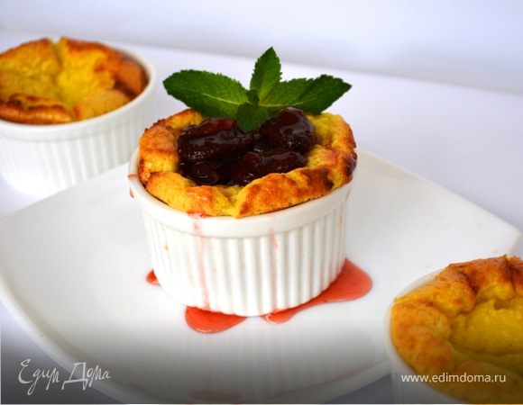 Сметанный соложеник с клубничным джемом