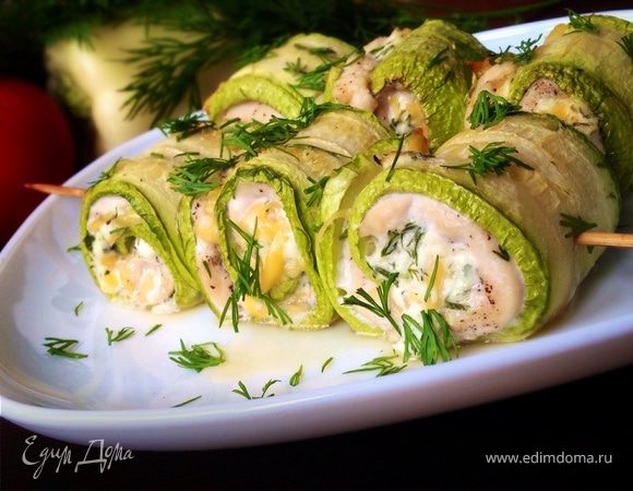 Рулетики из кабачков с курицей и творожной начинкой