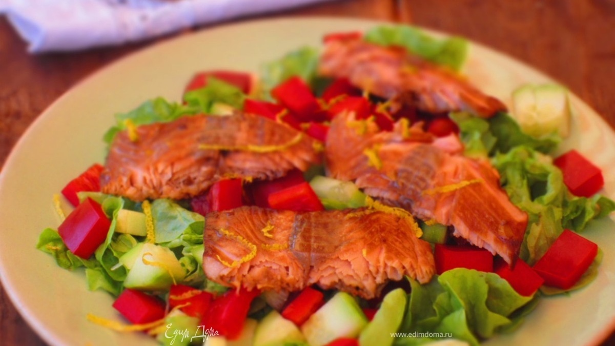 Салат с семгой и сладким перцем