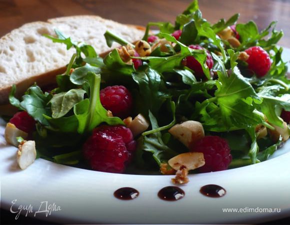 Салат из руколы с малиной и карамелизированным бразильским орехом (для ТатьяныS) Салат из руколы с малиной и карамелизированным бразильским орехом (для ТатьяныS)
