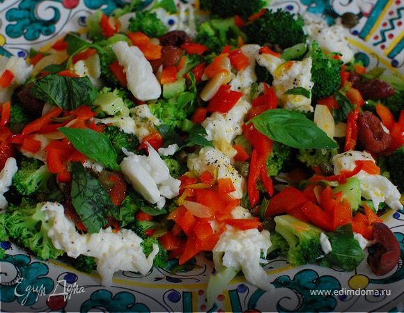 Теплый салат из брокколи, бурраты и чили