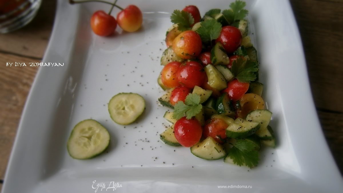 Салат из черешни и огурца