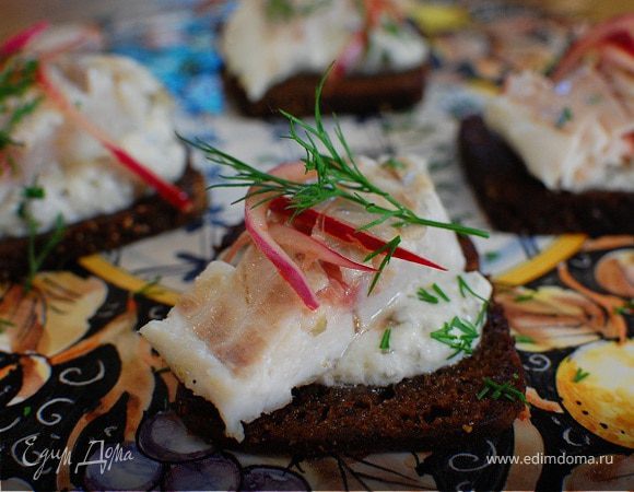 Бутерброд с белой рыбой и соусом из йогурта и каперсов 