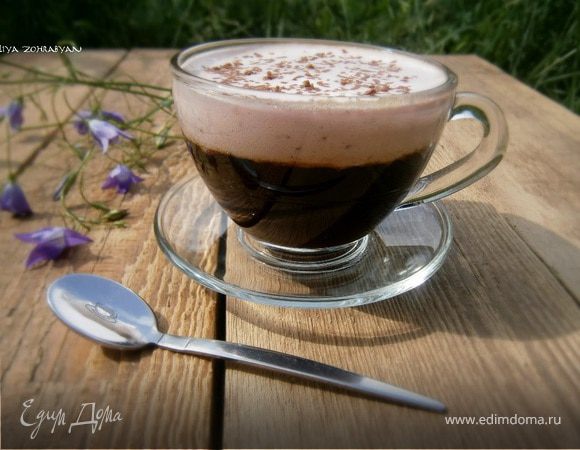 Кофе с белково-клубничным кремом