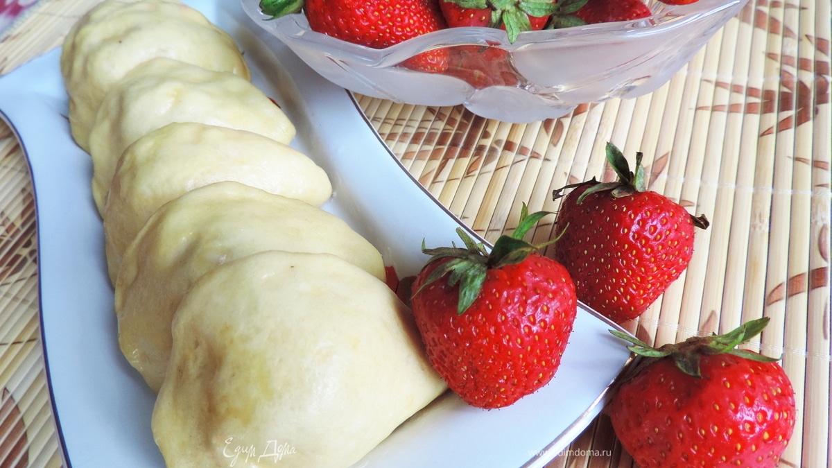 Вареники с клубникой на пару