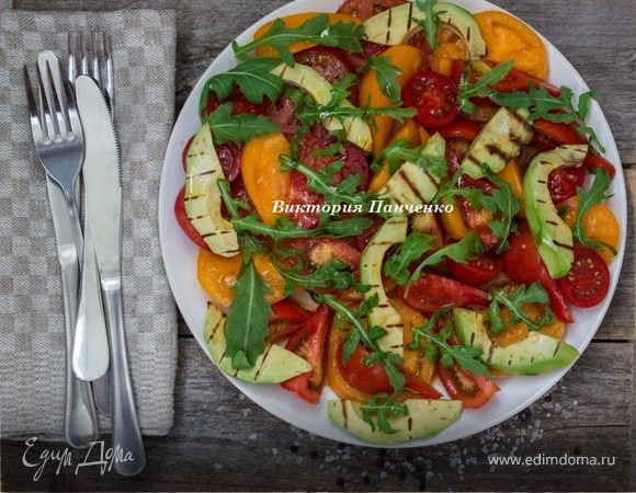 Томатный салат с авокадо-гриль