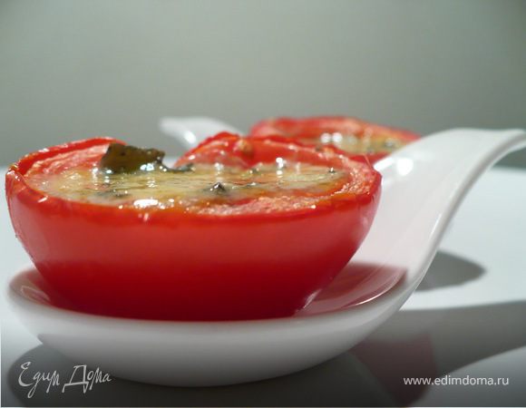 Помидоры гриль с сыром с голубой плесенью