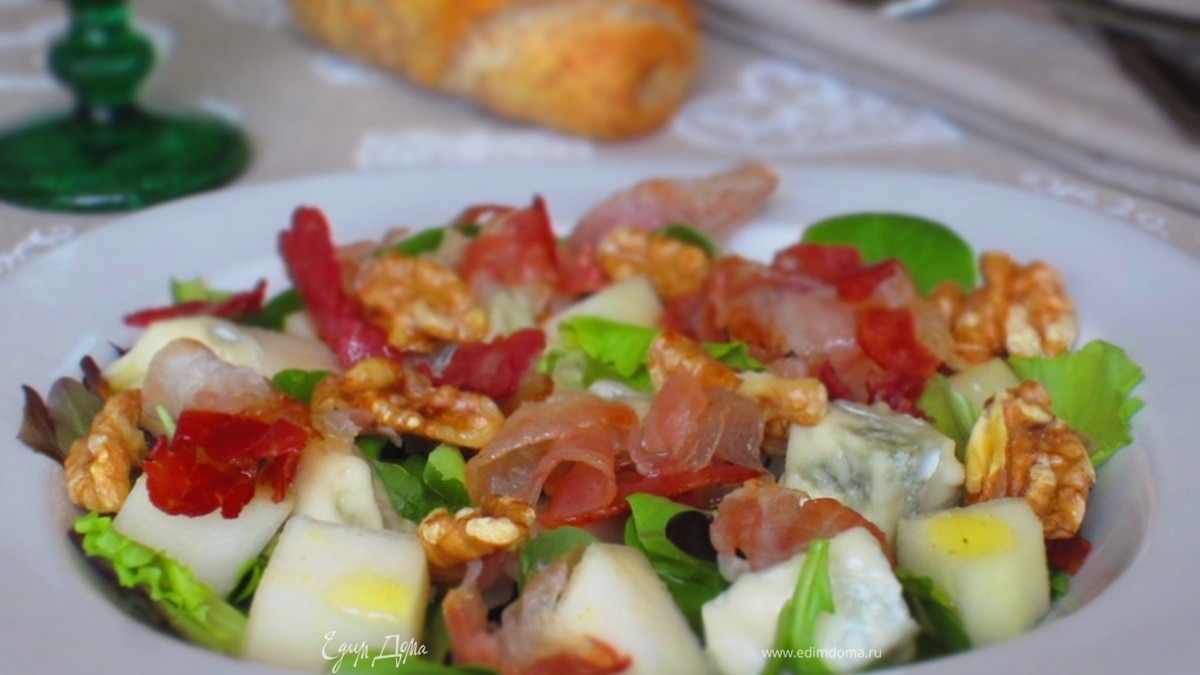 Салат с грушей, горгонзолой и беконом
