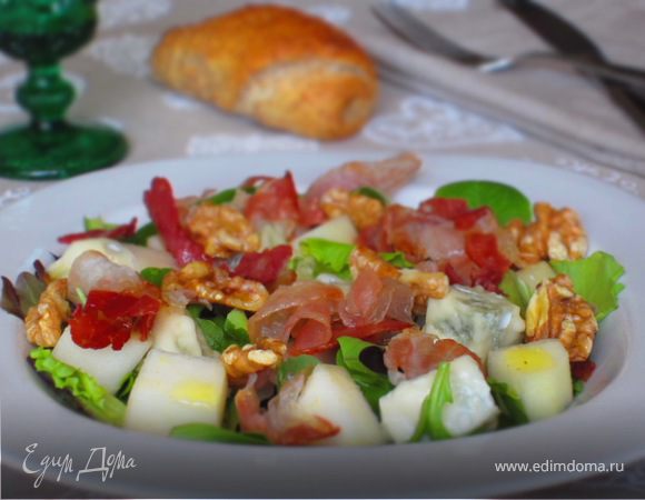 Салат с грушей, горгонзолой и беконом